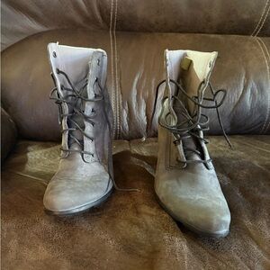 “Timberland Gray Leather Lace-Up Heeled Boots Size 7.5M”‎